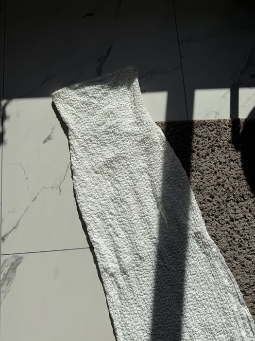 Біла сукня бандо bershka