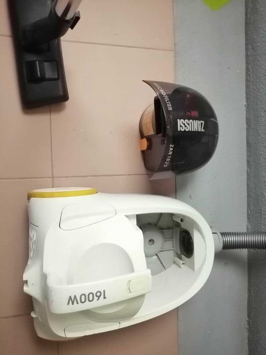 Aspirador sem saco / Bagless vacuum cleaner - Zanussi ZAN 1825