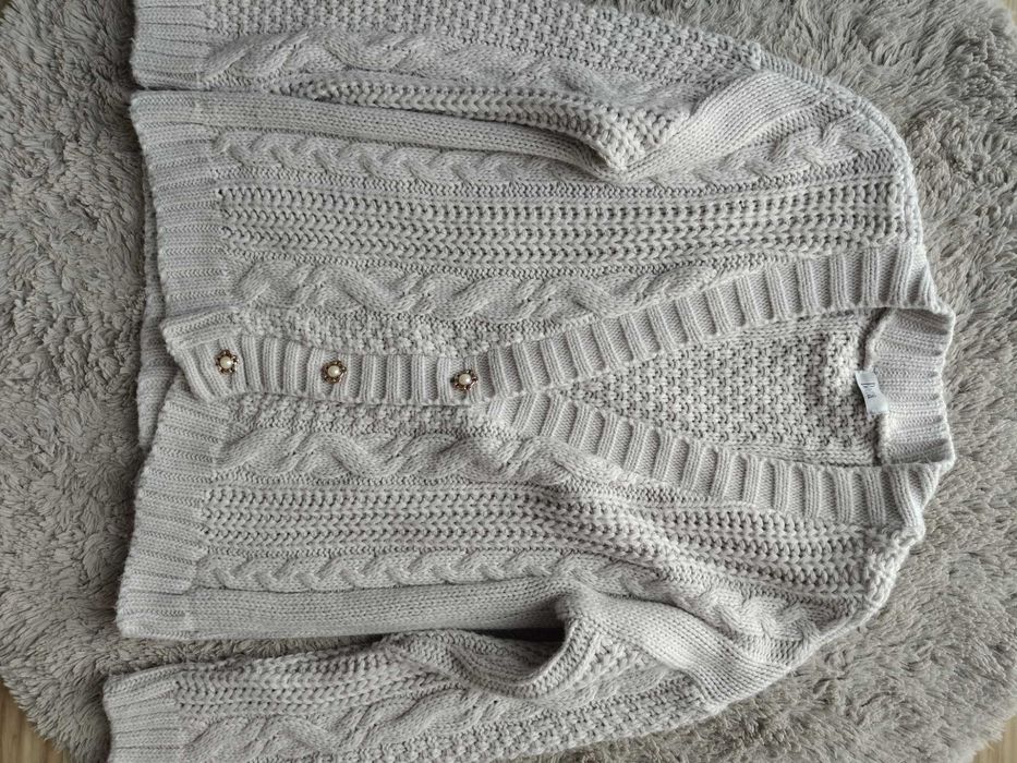 Szary sweter warkocz zapinany na ozdobne guziki Uni