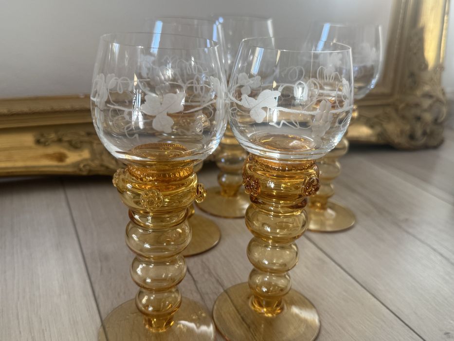 Kryształowe stare piękne duże kieliszki