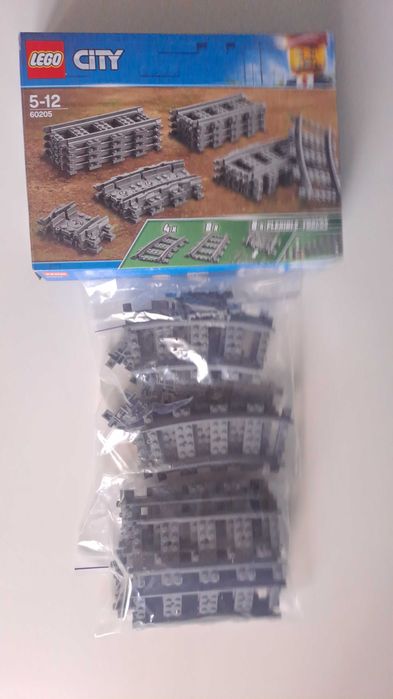 Конструктор LEGO City "Трамвай і вокзал у центрі міста" (60423) vs (60205)