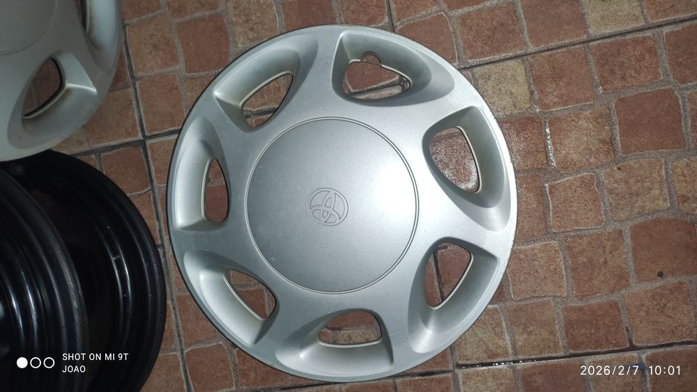 Jantes de ferro + 2 pratos Toyota.