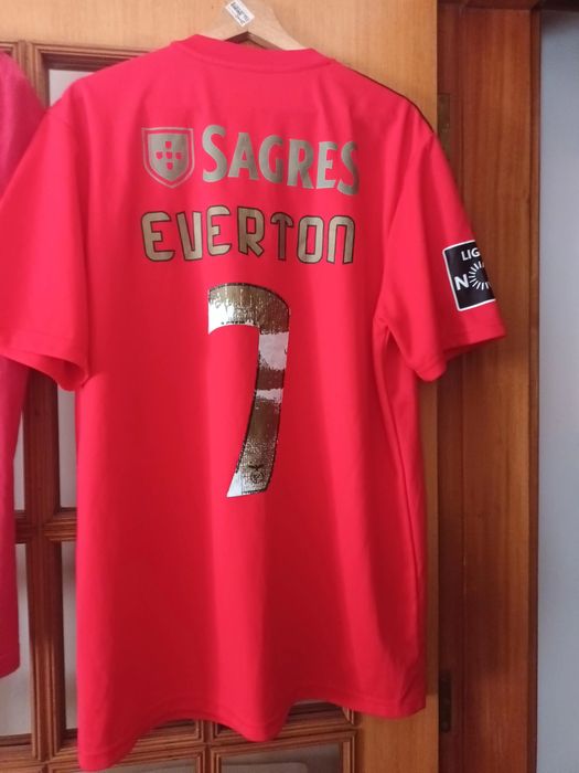 Duas camisolas oficiais do Benfica