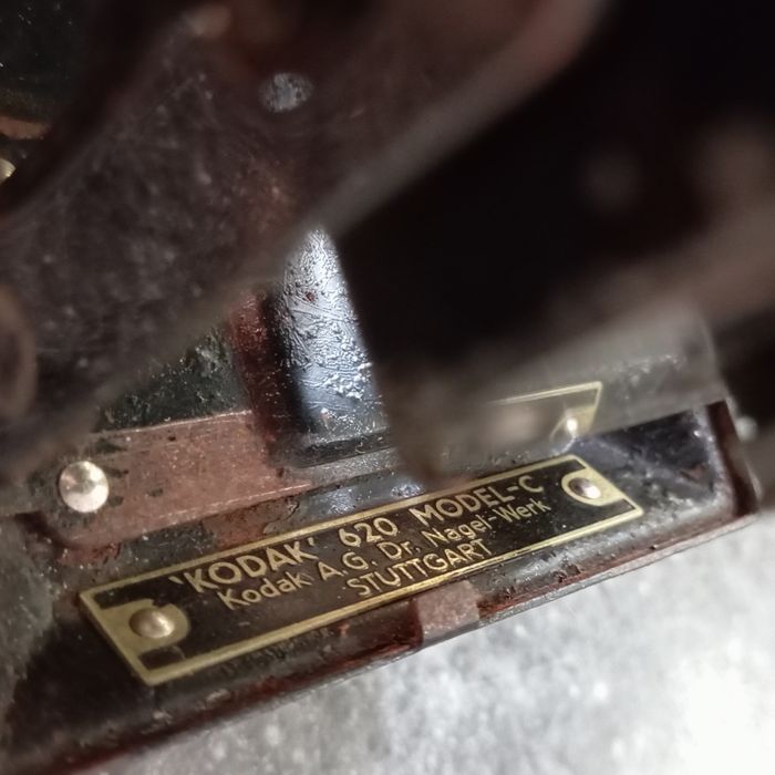 máquina fotográfica antiga de fole, identificada como uma Kodak Six-20