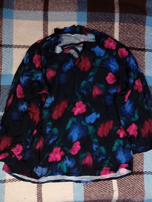 Кофтинка в яскравому кольорі