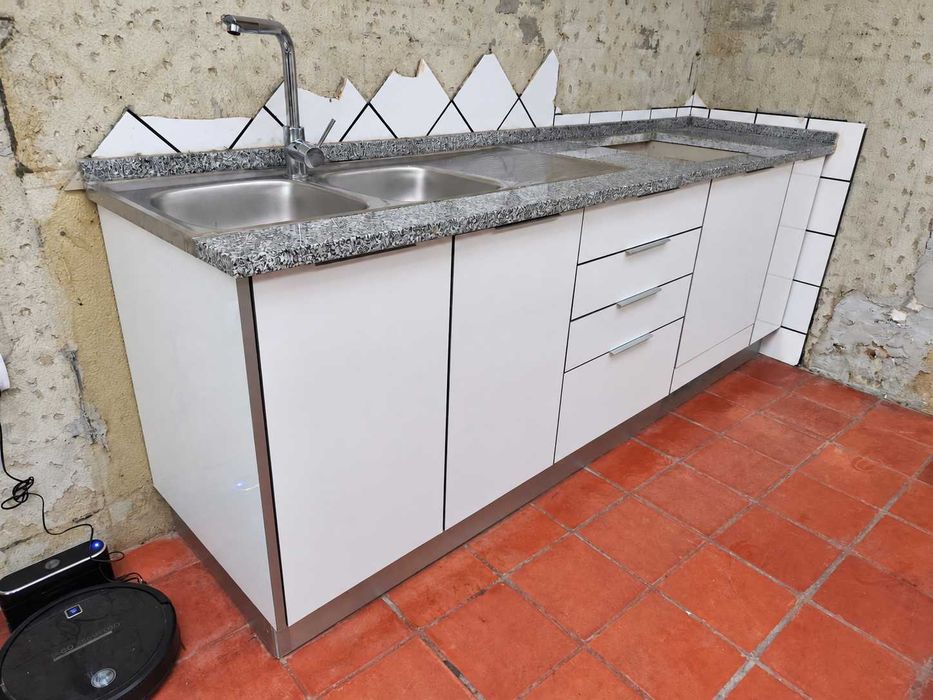 Cozinha branca 233 cm com bancada em granito, lava-loiça e torneira