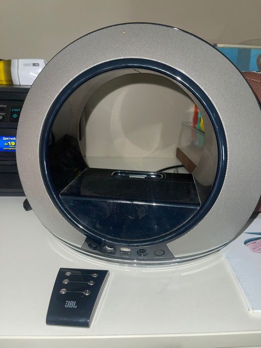 Колонка jbl/ є дефекти, не працює.