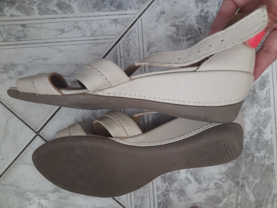 Foodglove Original Skórzane beżowe sandałki na klinie 37.5