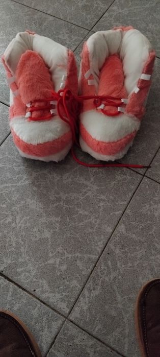 Pantufas rosa não sao como novas são mesmo novas por 18€