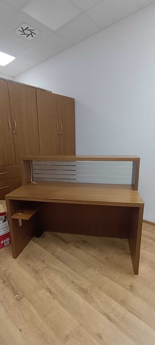 Biurowa lada recepcyjna w okleinie dewnianej brązowa ze szkłem