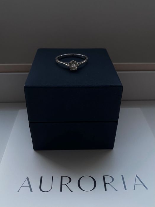 Pierścionek zaręczynowy z diamentem 0,30ct - białe złoto