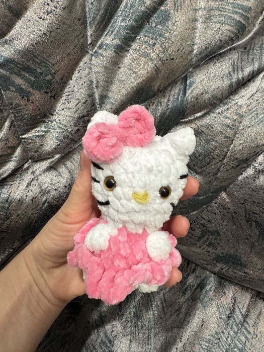 Hello kitty  и капібара з плюшевої пряжі