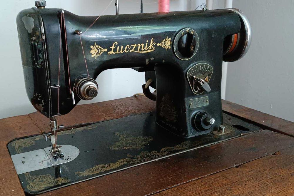 Maszyna do szycia w szafce Łucznik 1965 r.