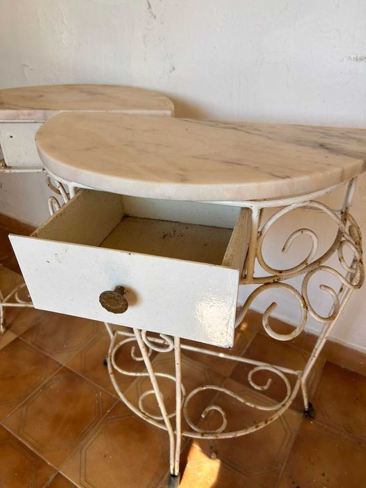 Mesa cabeceira em ferro