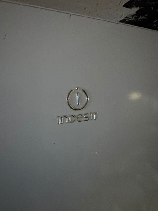 Frigorífico Indesit combinado (frigorífico + congelador) – A funcionar