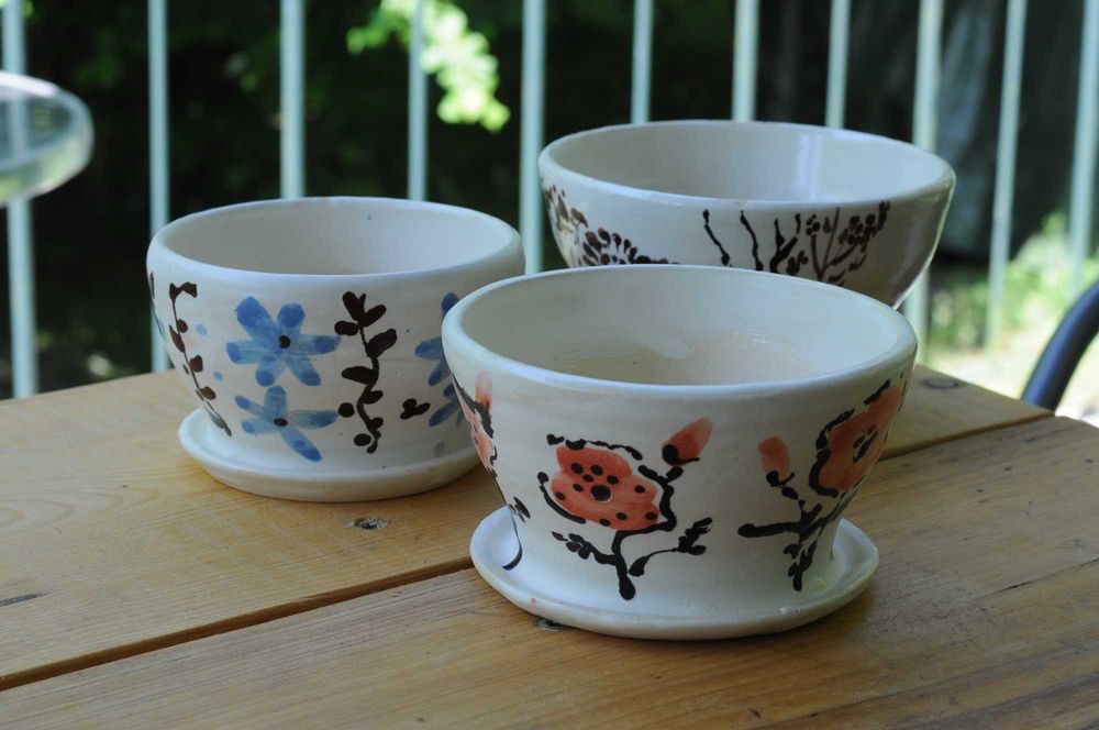 Zestaw ręcznie robionych doniczek z podstawką. Polskie rękodzieło