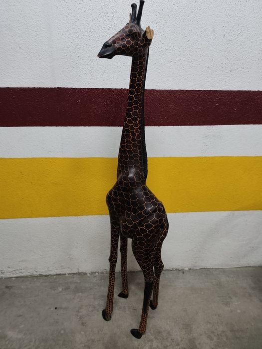 Girafa africana em madeira
