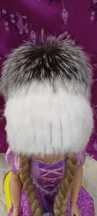 Продам зимову шапку з   натуральним  хутровим пампоном з чорнобурки.