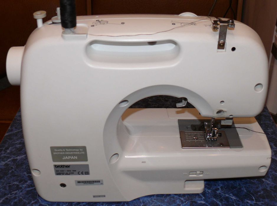 Комп'ютерна швейно-вишивальна машина Brother RS-240 Computer