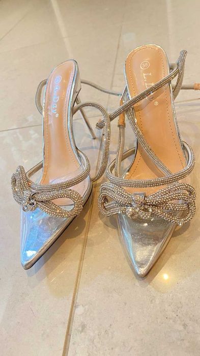 Стильні вишукані босоніжки