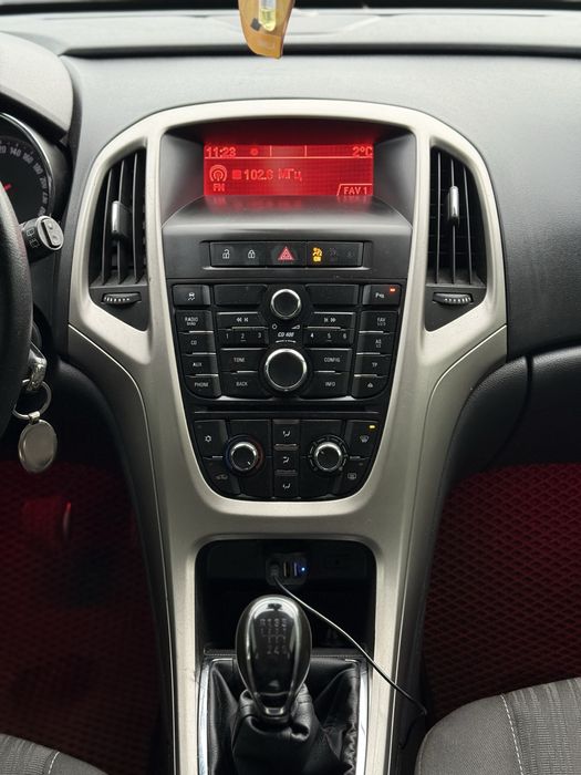 Продам Opel Astra j 2011p