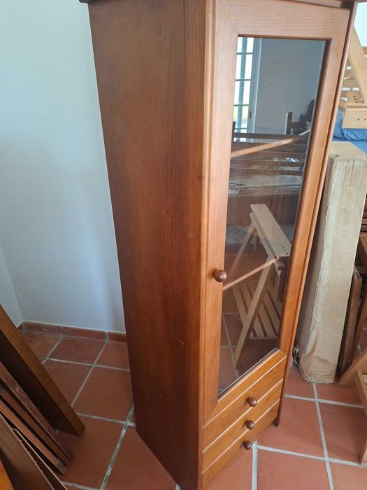 móvel cristaleira em cerne