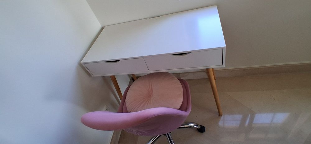 Conjunto de mesa com duas gavetas e cadeira