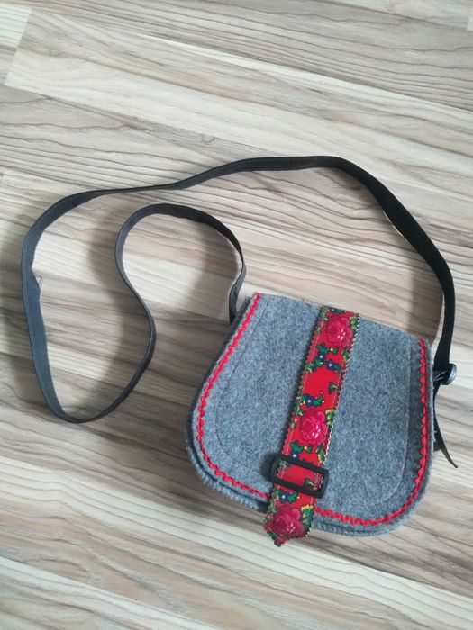 Torebka filcowa na długim pasku