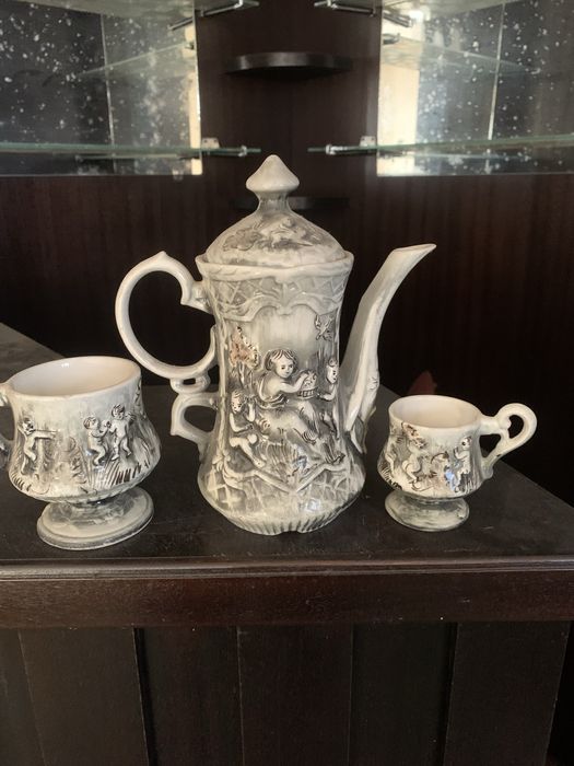 Bule de chá e duas chavenas em porcelana