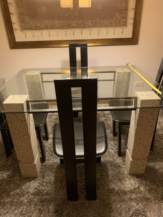 Vendo mesa tampo vidro e pernas em granito para sala com 4 cadeiras