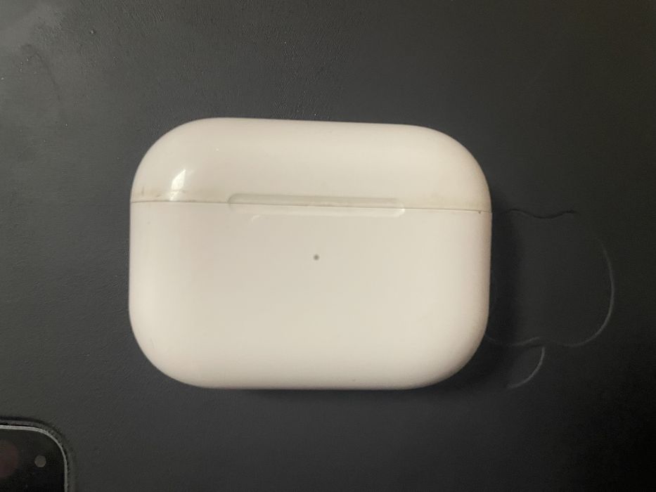Б/у Зарядний кейс для AirPods Pro 2 покоління білий + чохол