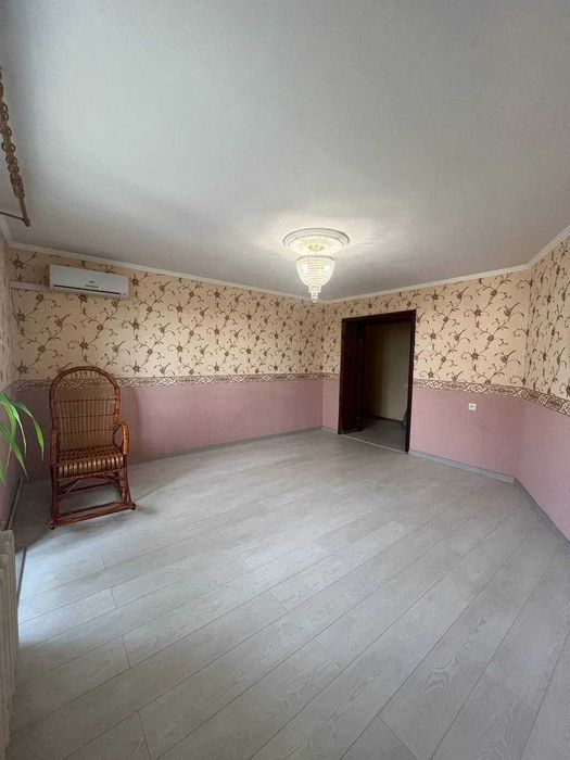 Продам 4х кімнатну квартиру з автономкою у центрі міста.