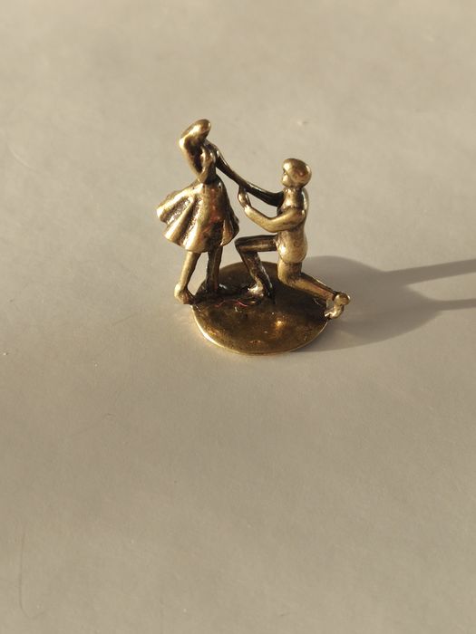 Figurka metalowa mosiądz para zaręczyny wysokość 2  cm