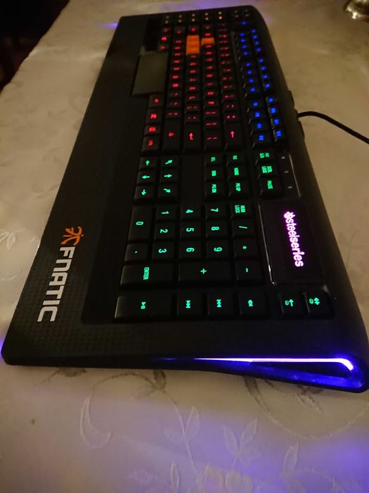 Klawiatura przewodowa steelseries apex fnatic