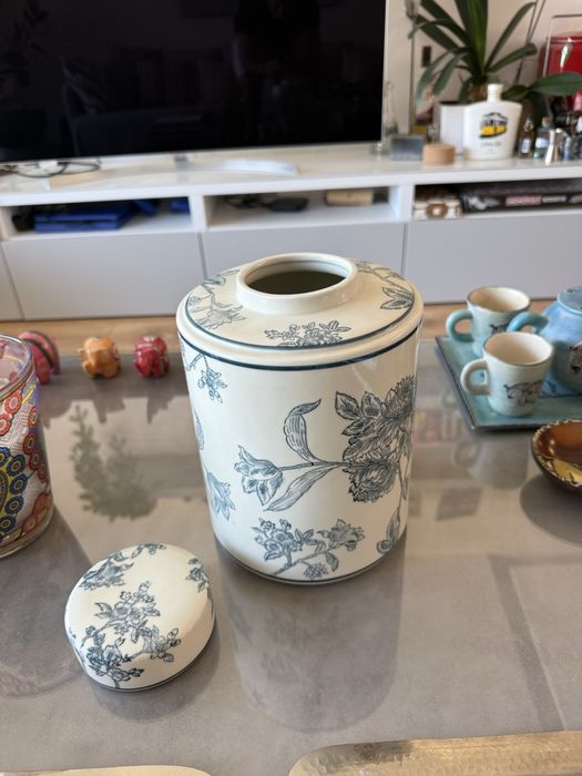 Jarra Decorativa em Ceramica Azul e Branca com Tampa - Estilo Oriental