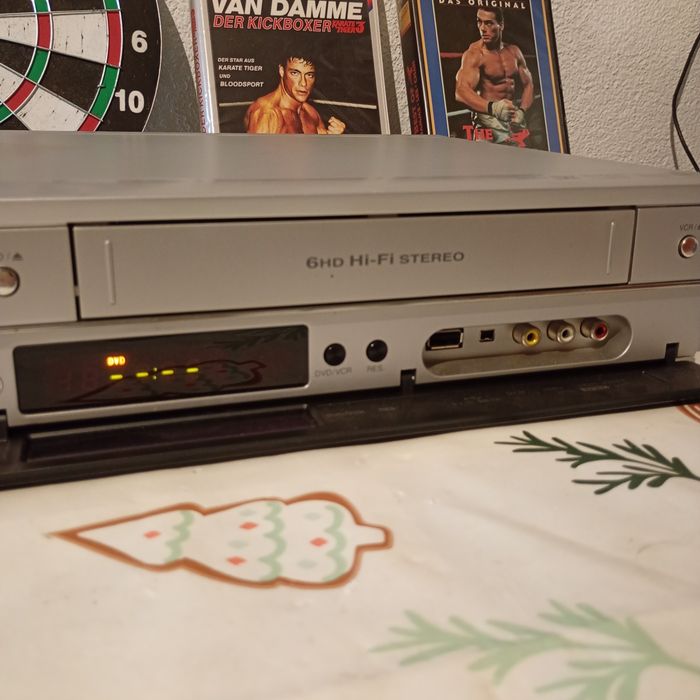 nagrywarka Silva Schneider DVR 4959 HDMI, będąca zestawem combo DVD i magnetowidu VHS