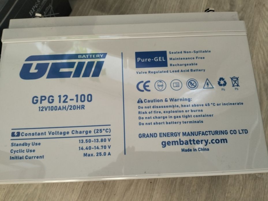 Інвертор Logic Power 1000 та дві батареї