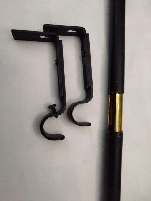 Varão tubular preto para cortinado