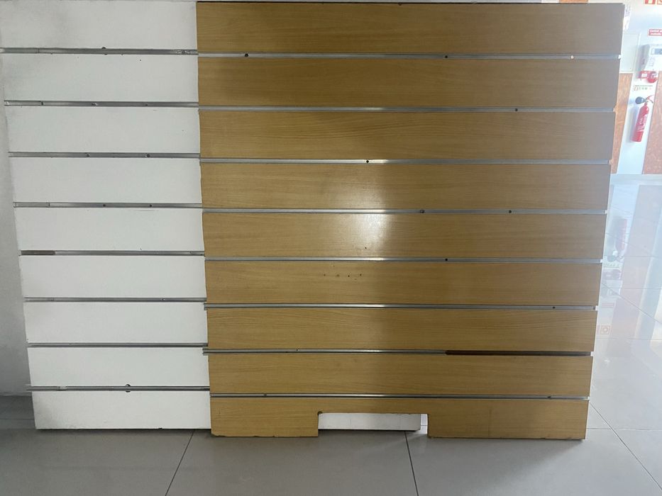 Vendo dois expositores de parede