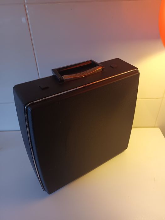 Maquina de escrever portátil Adler Contessa de Luxe de cor laranja
#ma