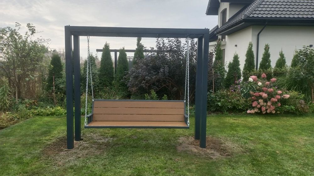 Nowoczesna metalowa huśtawka ogrodowa
