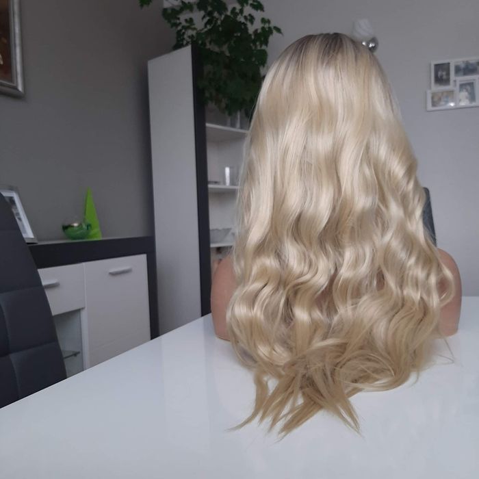 Piękna peruka jasny blond z odrostem