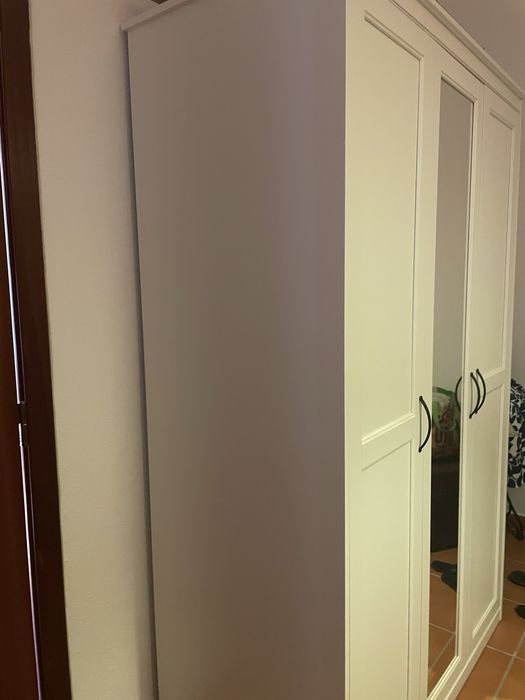 Roupeiro em muito bom estado com pouco uso. 1,15 largura, 60cm perfundidade, 1,90mt altura.