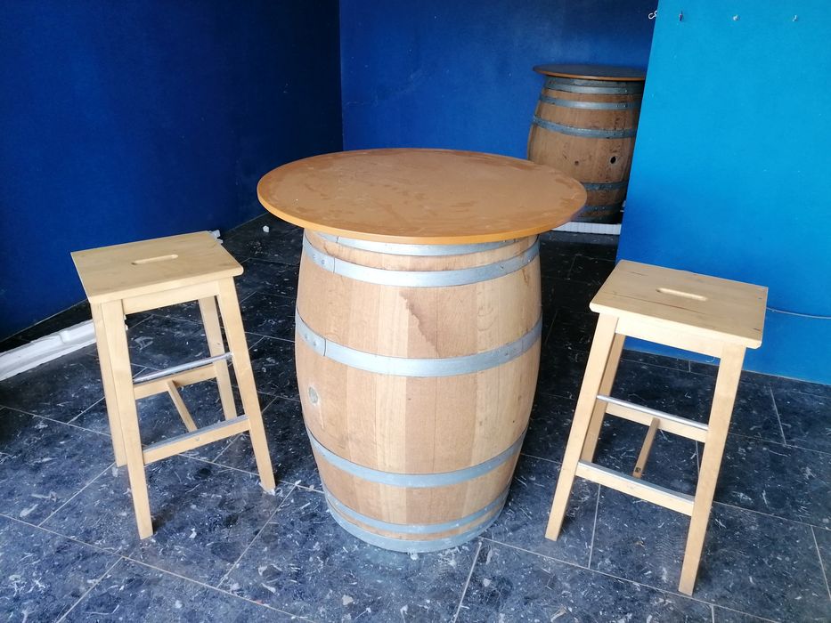 Mesa de pipo e dois bancos