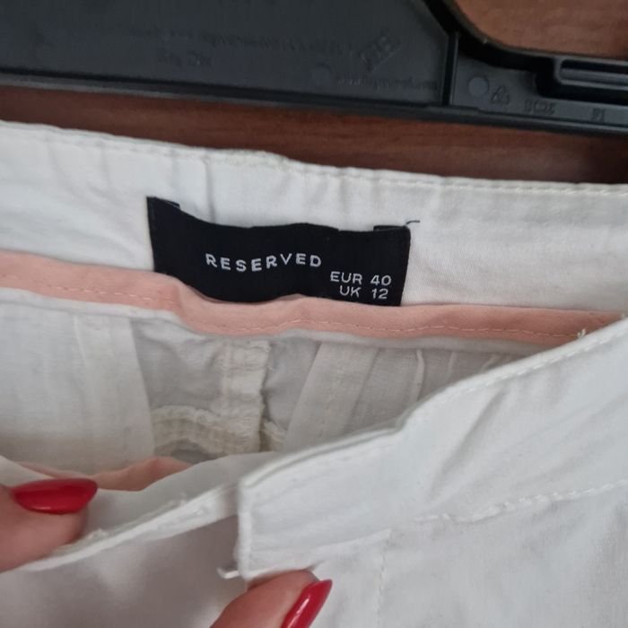 Spodnie chinosy białe Reserved