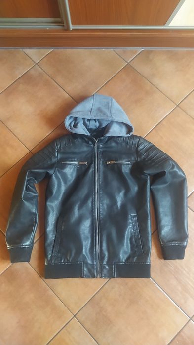 Sprzedam używaną.  skórzaną  kurtkę wiosenną chłopięcą rozmiar 146.