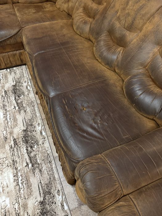 Продам угловой диван с креслом.