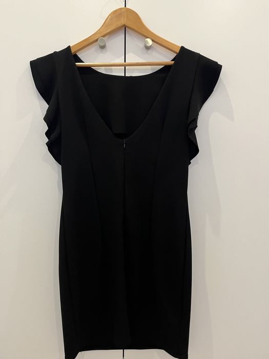 Vestido preto com pormenor dourado