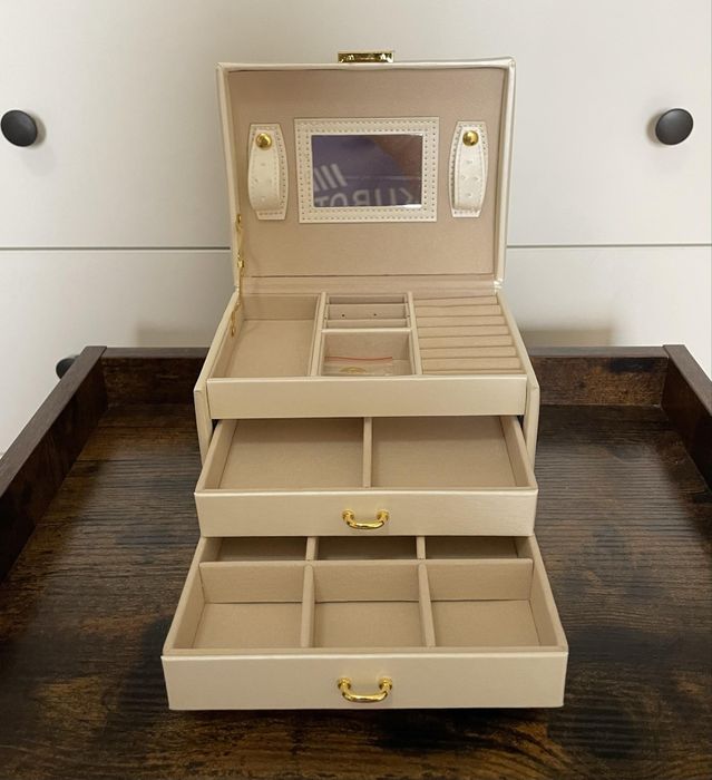 Satynowy kuferek szkatułka na biżuterię z lusterkiem