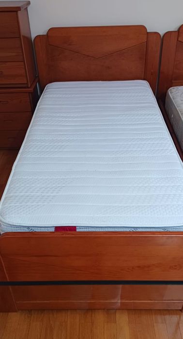 2 Camas com mesinhas de cabeceira em tom cerejeira